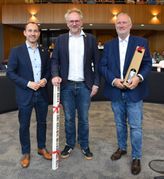 Klaus Feistauer (rechts) verabschiedet sich nach 18 Jahren an der Spitze des Sozialamts. Offiziell begrüßt wurde sein Nachfolger Christian Bergmann (Mitte) von Oberbürgermeister Dr. Stefan Belz.
